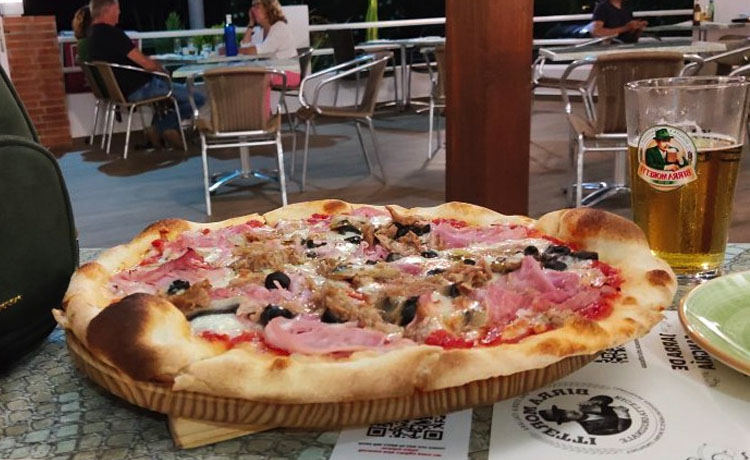 A picture of a pizza in an Italian restaurant on Mojácar Playa