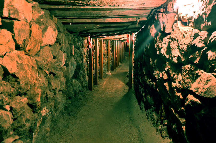 A picture of the Pulpí Geode main entrance tunnel