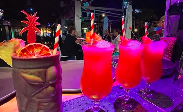 A picture of glowing cocktails in the evening at Valery Bar on Mojácar Playa